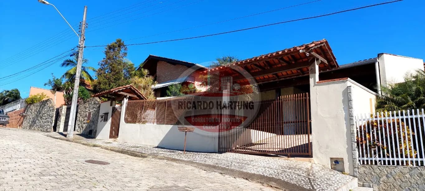 Casa à venda com 4 quartos, sendo 1 suíte, 4 vagas, 230m² no Velha, Blumenau