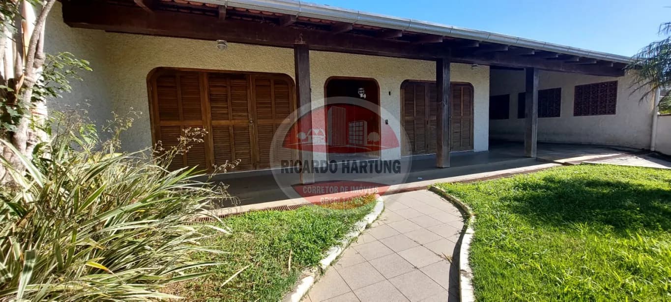 Casa à venda com 4 quartos, sendo 1 suíte, 4 vagas, 230m² no Velha, Blumenau