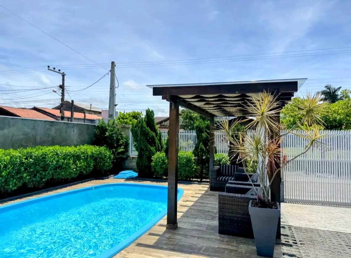 Casa à venda com 4 quartos, 2 vagas, 250m² na região do bairro Centro, próximo à Rodovia João Batista Sérgio Murad, Penha