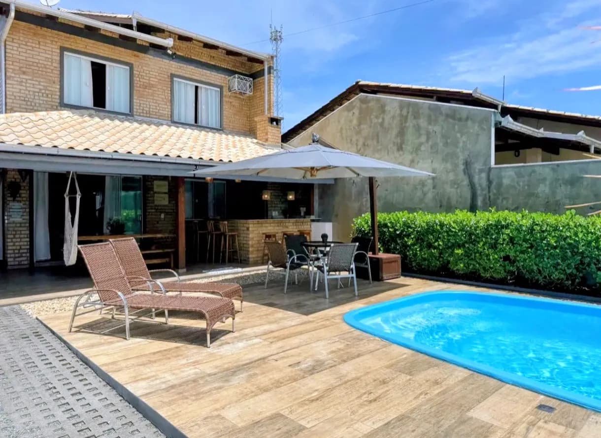 Casa à venda com 4 quartos, 2 vagas, 250m² na região do bairro Centro, próximo à Rodovia João Batista Sérgio Murad, Penha