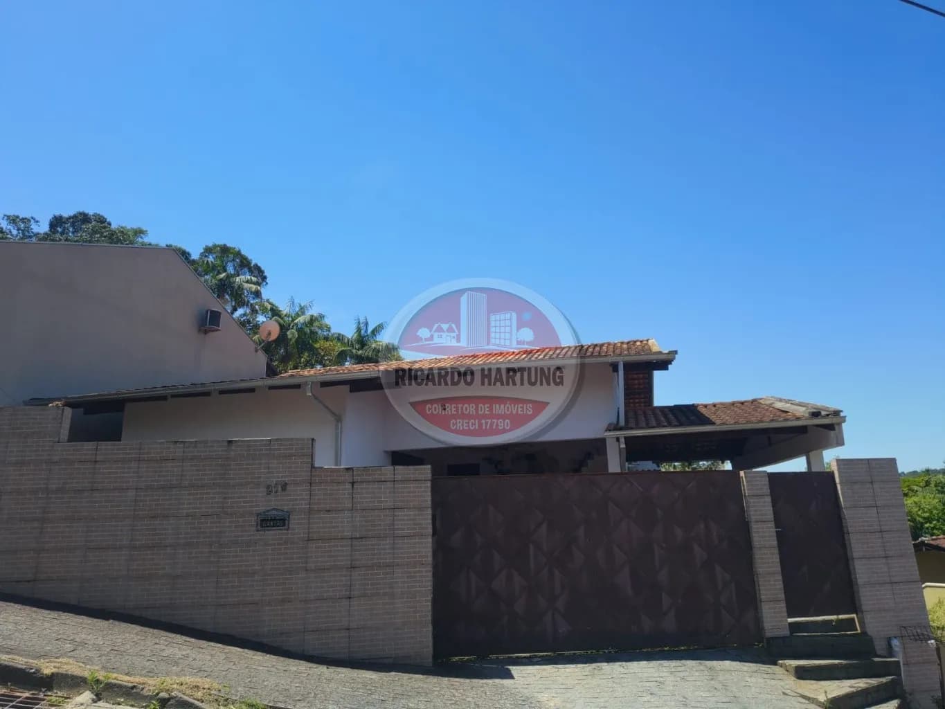 Foto de Casa à venda com 5 quartos, sendo 1 suíte, 2 vagas, 379m² no Valparaiso, Blumenau