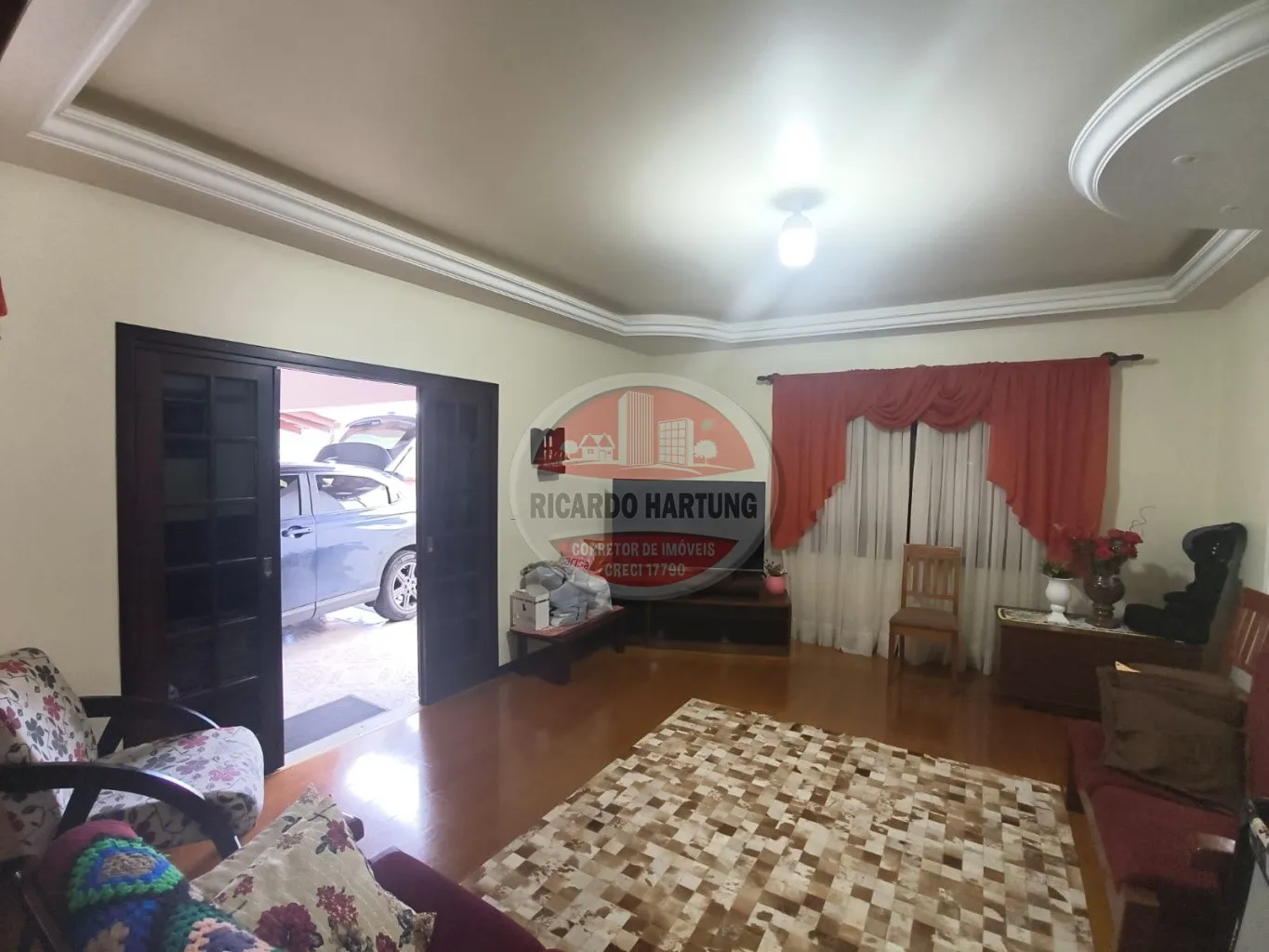 Casa à venda com 5 quartos, sendo 1 suíte, 2 vagas, 379m² no Valparaiso, Blumenau