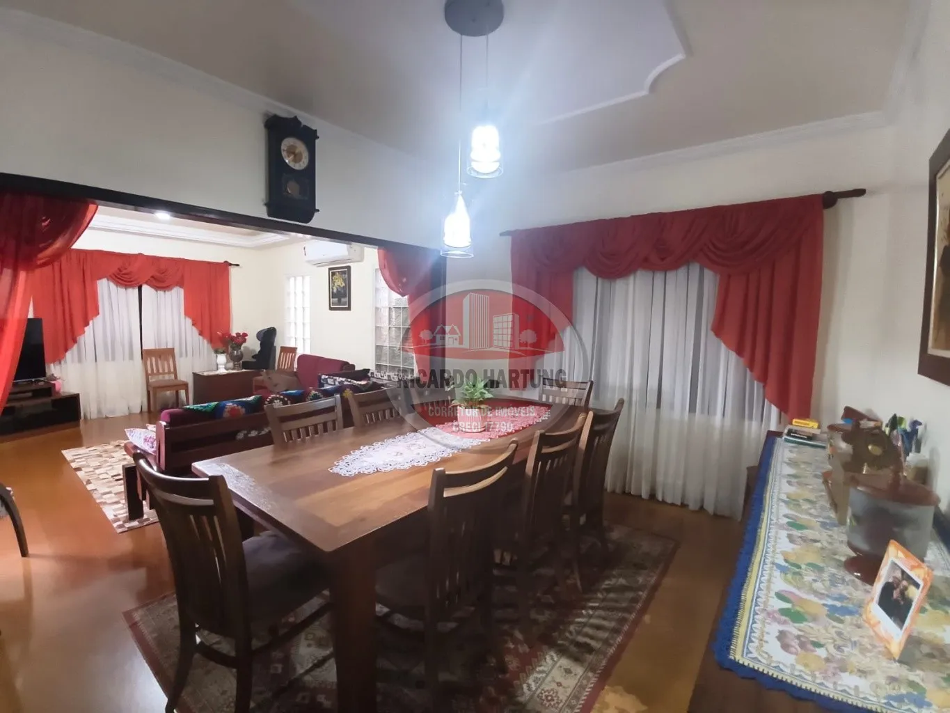 Casa à venda com 5 quartos, sendo 1 suíte, 2 vagas, 379m² no Valparaiso, Blumenau