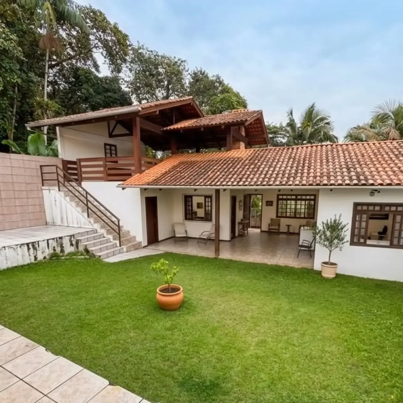 Foto de Casa à venda com 5 quartos, sendo 1 suíte, 2 vagas, 379m² no Valparaiso, Blumenau