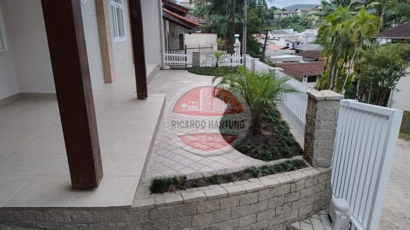 Casa à venda com 2 quartos, sendo 2 suítes, 2 vagas, 190m² no Garcia, Blumenau