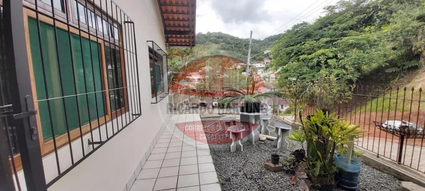 Casa à venda com 3 quartos, 2 vagas, 100m² no Glória, Blumenau